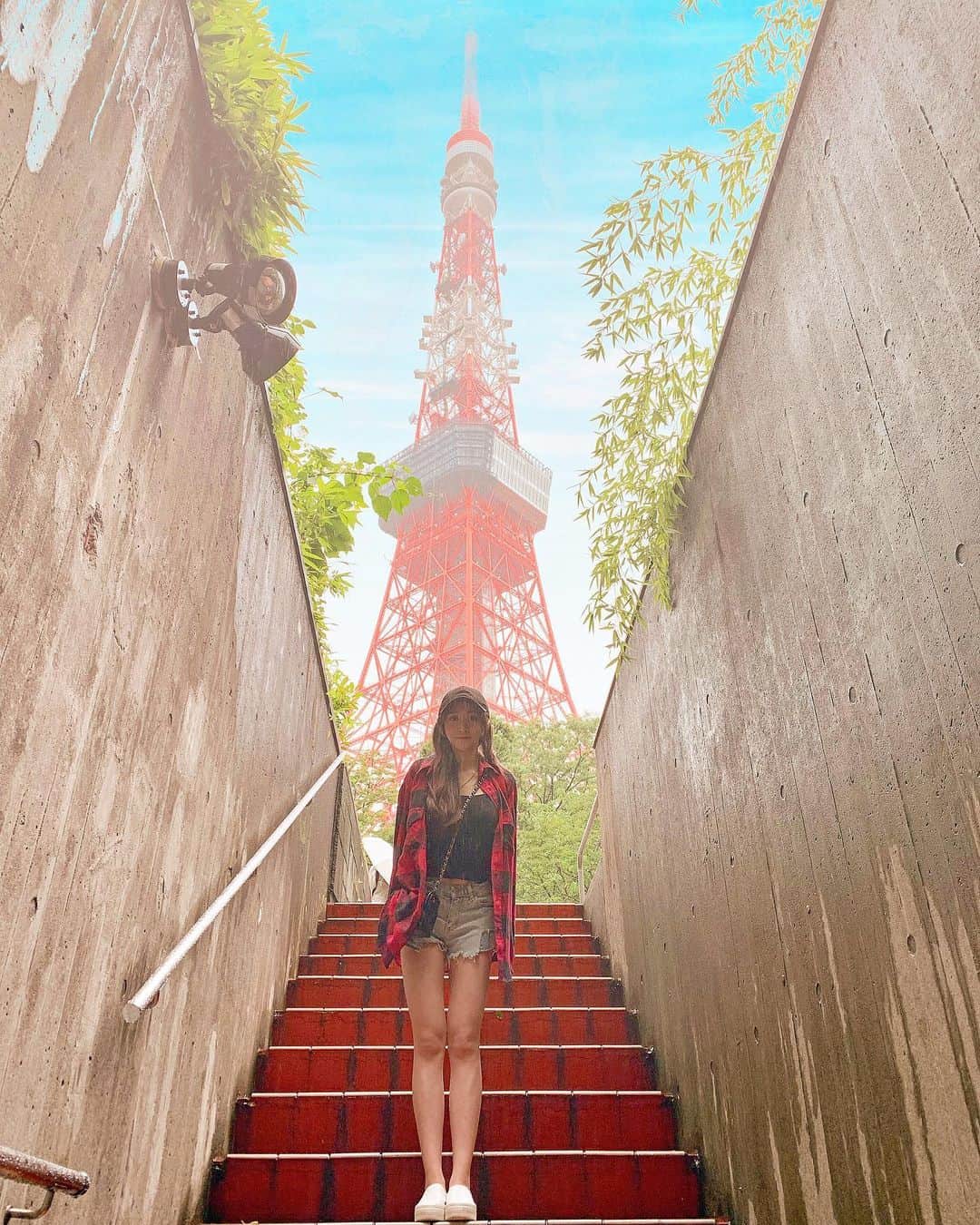 篠崎泫さんのインスタグラム写真 - (篠崎泫Instagram)「用與東京鐵塔的合照跟新的一週說聲加油💪﻿ 來東京這麼多次﻿ 第一次跟🗼合照get✔️﻿ ﻿ 貼心分享♡﻿ 只要在google map🔍東京芝豆腐屋 UKAI﻿ 正對面的停車場出入口﻿ 就是這絕美の拍照角度📷﻿ ﻿ #tokyo#tokyotower#東京タワー #泫の旅遊日誌」7月22日 14時58分 - hsyan0625