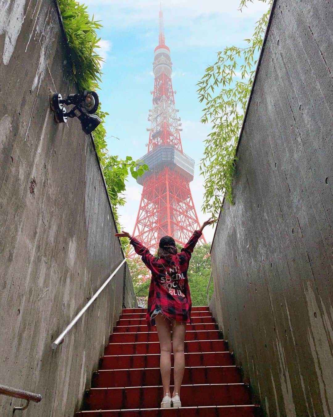 篠崎泫さんのインスタグラム写真 - (篠崎泫Instagram)「用與東京鐵塔的合照跟新的一週說聲加油💪﻿ 來東京這麼多次﻿ 第一次跟🗼合照get✔️﻿ ﻿ 貼心分享♡﻿ 只要在google map🔍東京芝豆腐屋 UKAI﻿ 正對面的停車場出入口﻿ 就是這絕美の拍照角度📷﻿ ﻿ #tokyo#tokyotower#東京タワー #泫の旅遊日誌」7月22日 14時58分 - hsyan0625