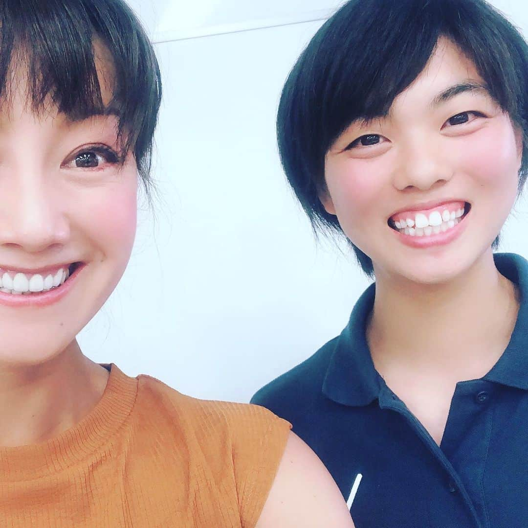 福島和可菜さんのインスタグラム写真 - (福島和可菜Instagram)「昨日の富士山で、アブにやられた所がかゆ過ぎるーーー😂‼️ いつも何かしらにやられてる🕷素足の野生児だから仕方ないか😎（笑） ブヨよりはマシですが、蚊よりは痛いし腫れておる💥もはや今の私は、 蚊なのか、 ブヨなのか、 アブなのか、 ハチなのか、 ダニなのか、 何にやられたのかハッキリわかります💡 虫の経験値高い🤣（笑）  今日は、NACK5ワカタスの収録で、埼玉県立与野高校へ👍 高校2年生のフェンシングの選手 高橋栄利佳選手 にお話を伺いました🎤 フェンシングは、 フルーレ・エペ・サーブルの3種目あって、高橋選手はエペの選手‼️ 基本的には、剣でお互いを攻撃し合う競技ですが、使用する剣の形や重さ、得点となる有効面やルールが種目ごとに異なるのです🤺 ちなみに高橋選手の剣の重さは、750g😳 この重さの剣で攻めたり守ったりって、改めて凄い競技だと思う👍👍👍 フェンシングを始めたキッカケや、練習方法、試合や東京オリンピックについてなどなど、たっぷりとお話を伺いました🎵 放送は…8月10日(土)～4週に渡ってお届けします🌈お楽しみに🥰  スポーツ選手にお話を伺うのって、本当に楽しい😁  #かゆい #かゆ過ぎる #アブめ #やられた #昆虫の経験値高い #野生児だから仕方ない #笑 #NACK5 #ワカタス #radio #収録 #インタビュー #フェンシング #女子高生 #sports #剣 #レギュラー番組 #パーソナリティ #オリンピック #高校 #私も20年前は女子高生 #大人になったな #🎤」7月22日 15時10分 - fukushimawakana