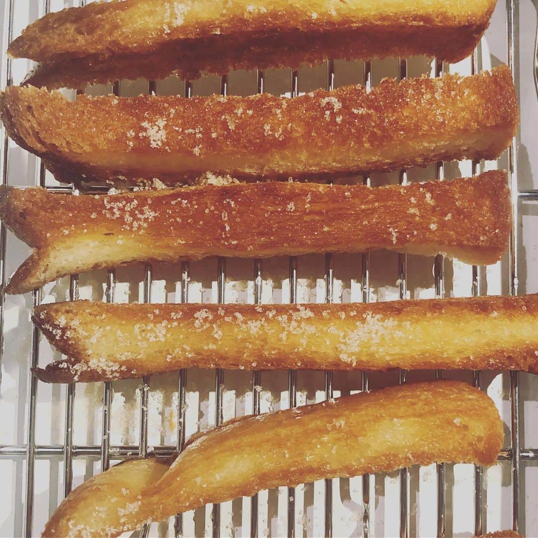 ひうらさとるのインスタグラム：「食パンを細く切って、たっぷりの油で揚げて、少しの塩とたっぷりの砂糖をかけたという悪魔のおやつを作ったが、キャンプ帰りの娘にほとんど食べられたよ…。」