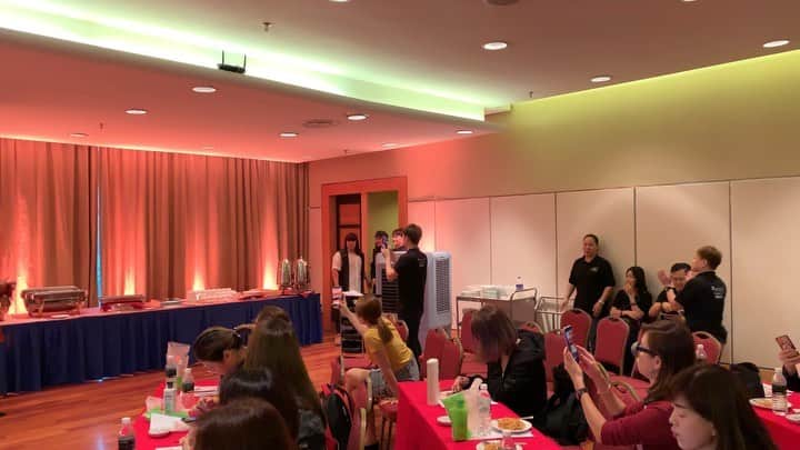 Abby Chenのインスタグラム：「ABBYABBYCHEN x Kosenze🇲🇾😭❤️🔥🙏🙇‍♀️ Day1馬來西亞 吉隆坡站 今年再度來到馬來西亞 內心真的非常澎湃感動感謝🙏 今年場面又更盛大了😭❤️受寵若驚🙇‍♀️非常榮幸自己受到這麼多愛戴支持！ 好多以前的學生都來了😭🙏 太感謝大家了 盡在不言中！ 我會繼續好好努力做的更好💪  也非常感謝Kosenze辛苦的安排一切🙇‍♀️💗大家辛苦了！ 我不覺得自己多厲害是因為你們的愛😭❤️但我會好好把教學分享出去 希望我們一起努力一起成長更好🙇‍♀️💗」