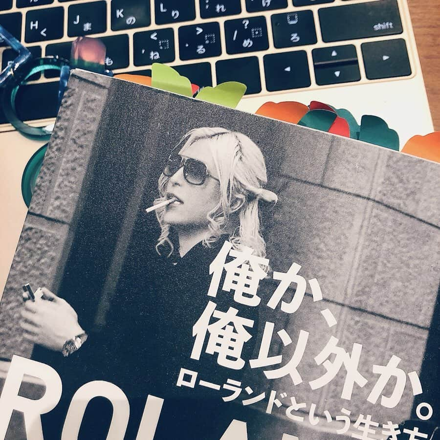 東紗友美さんのインスタグラム写真 - (東紗友美Instagram)「神本に出会った。 コレ、皆、読んでほしい！  娘にもコレ、読み聞かせます！笑 ・ ・ 私が最も嫌われたくない人物は、自分自身。 家族でも、周りの人でも、友人達でもなくて、とにかく1番は自分に好かれたい。（笑） 好きな自分で、毎日をできる限りハッピーに過ごしたい。 それでいて、はじめて周りに良い影響を与えられる人になれるとどこかで信じてる。 自分に幻滅してる生き方とか、人生長いのにあまりにもしんどすぎるじゃないですか。 いろんなこと頑張って、前を見続けて、自分大好きな人間でいたい（笑）！ それをあまり大声では言えなかったんですが。 その考えかたをローランドさんが、それで良いよって言ってくれた気がします。うーん、全体的にこの本、かなり痺れました。 ・ ・ 稲妻のような劇的なコトバ達に、前を向くパワーをもらっています。 本の好きなところには付箋を貼る主義なんだけど、まさかのほとんどのページに付箋を貼ってしまって！わけがわからないから何度も読み直して、反芻して、自分の中に融合してる。 疲れて疲れてうわーって日もあるけど正直、産後にもっとも救われた本はローランドさんの本でした。ありがとう！！ローランド様！ #俺か俺以外か  #ローランドという生き方  #俺か俺以外かローランドと言う生き方  #読書 @roland_0fficial  #本 #本が好きな人と繋がりたい  #読書 #ローランド様」7月22日 15時17分 - higashisayumi