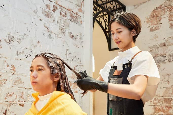 リジョブ さんのインスタグラム写真 - (リジョブ Instagram)「【美容師のカラー技術】kakimoto arms 篠田佳奈さん流「彩度のあるインナーカラー」 の記事をアップしました。  髪色の自由度が増し、昨今需要が高まっているハイライト。お仕事中の人でもトライしやすい、ハイライトを取り入れたインナーカラーは、今すぐ取り入れたいカラー技術です。そんなインナーカラーをブラッシュアップしたカラーリングを、kakimoto armsのトップカラーリスト 篠田佳奈さんが提案してくださいました。前編では、カラー提案についてのこだわりから、一押しのカラーリングのポイント、後編では、その詳しい施術方法について伺いました。  記事はプロフィールの公式WEBサイトからご覧いただけます。 https://relax-job.com/more/77812 https://relax-job.com/more/77824  #美容師#アイリスト#エステティシャン#ネイリスト#美容部員#就職#転職#求人サイト#morerejob#美容院#kakimotoarms #インナーカラー」7月22日 15時21分 - morerejob