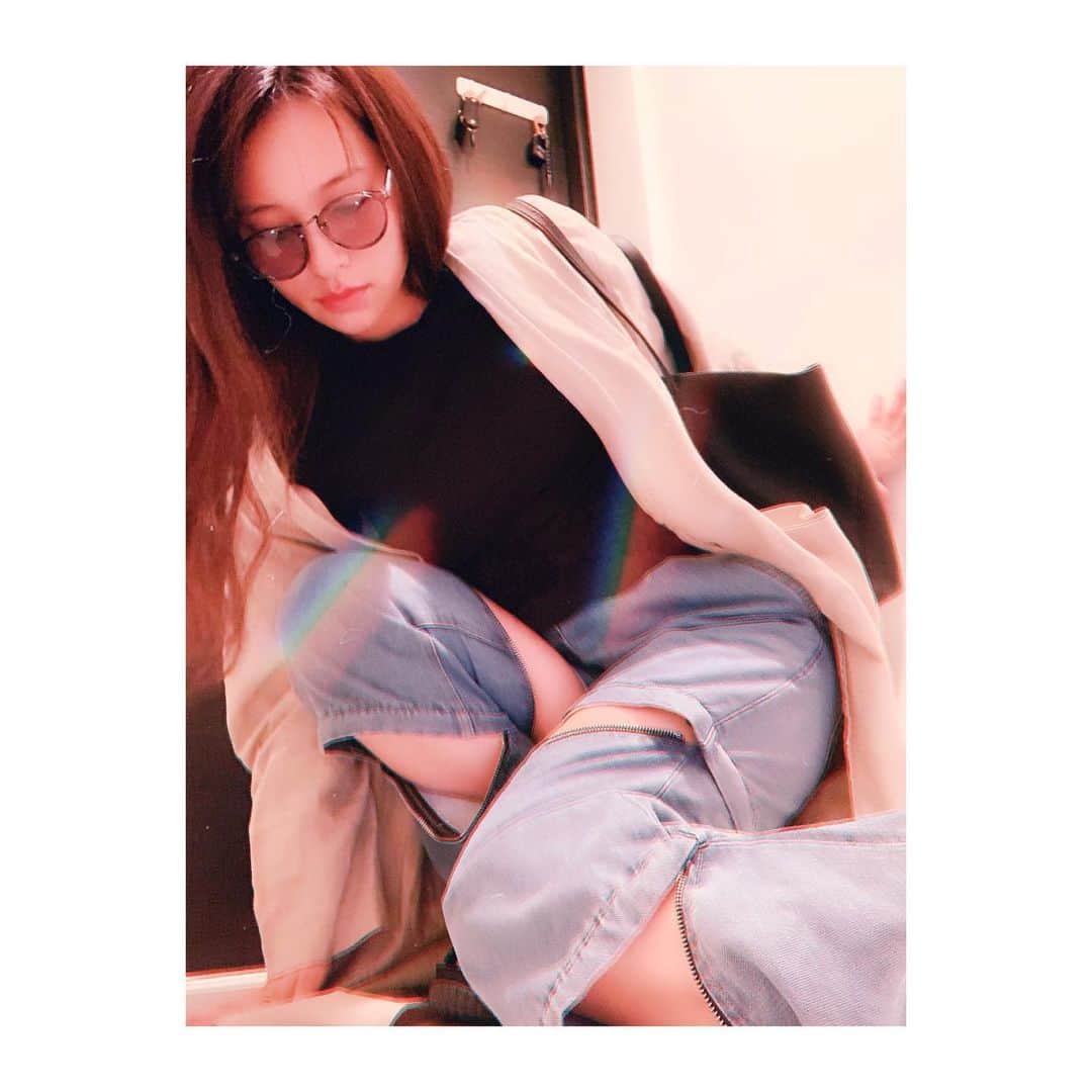水崎綾女さんのインスタグラム写真 - (水崎綾女Instagram)「お洒落すぎる。 履きこなせるかな…？笑。 暑かったら短パンになるんだよ、これ☺︎☺︎☺︎ デニムのこといつもズボンて言っちゃう😂😂😂 * * * #ootdfashion #ootd #fashion #denim #👖」7月22日 15時23分 - misakiayame