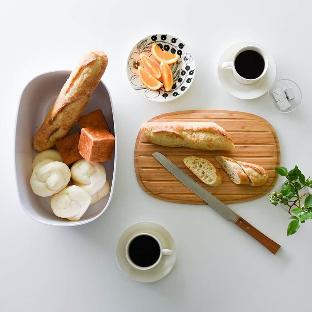 北欧、暮らしの道具店さんのインスタグラム写真 - (北欧、暮らしの道具店Instagram)「【再入荷】パンくずがほとんどでない、優秀なパン切りナイフ。 . - - - - - - - - - - - - . パンの切り口が美しいと おいしさが増すような気がしませんか？ . 切れ味がよくて、テーブルでパンを 切り分けるときにもサマになる、 可愛いデザインのナイフがあったらいいなぁ。 . そんな願いを叶えてくれる 当店ロングセラーのブレッドナイフが 再入荷しました。 . うれしいのは切ってもパンくずが ほとんど出ないこと。 これならテーブルで切り分けるのも やりやすいですね。 . ギザギザの刃をよく見ると 先端と根元側で大きさが異なっています。 これによってやわらかいパンも、 固いパンも上手に切ることができるんですよ。 . またって残ったパンを収納するなら デンマーク生まれの「RIGTIG」 ブレッドボックスに入れるのもオススメ。 . フタがカッティングボードになっているので、 すぐに切り始められるのが便利！ パンのある食卓がいっそう楽しくなりそうです。 . - - - - - - - - - - - - morinoki/パン切りナイフ . ステルトン/RIGTIG/リグティグ/ブレッドボックス(白、黒) ▶お買いものは写真内のタグをタップ！　またはプロフィールのリンクからどうぞ→@hokuoh_kurashi ・ ▶ただいま2つのプレゼントキャンペーン開催中です！ . 🎁お買い物いただいた皆さま全員に >>> 当店オリジナル短編ドラマ 「青葉家のテーブル公式ブックレット」 . 🎁「フレディ・レック」アイテムを含む 7,000円（税込）以上ご注文の皆さまに >>> タオル用シャンプー・リンスをプレゼント中！ . ▶︎ 詳しくは当店サイトでご確認くださいませ。 当店サイトはプロフィールのURLよりどうぞ➔@hokuou_kurashi . #kitchen#kitchendesign#kitchenware#food#foodstagram#rigtig#パン#パン切りナイフ#ブレッドナイフ#ブレッドボックス#キッチン#キッチン雑貨#食器#台所#ごはん#朝食#朝ごはん#ランチ#料理#シンプル#シンプルライフ#シンプルデザイン#暮らしを楽しむ#日々の暮らし#北欧#暮らし#北欧暮らしの道具店」7月22日 15時23分 - hokuoh_kurashi