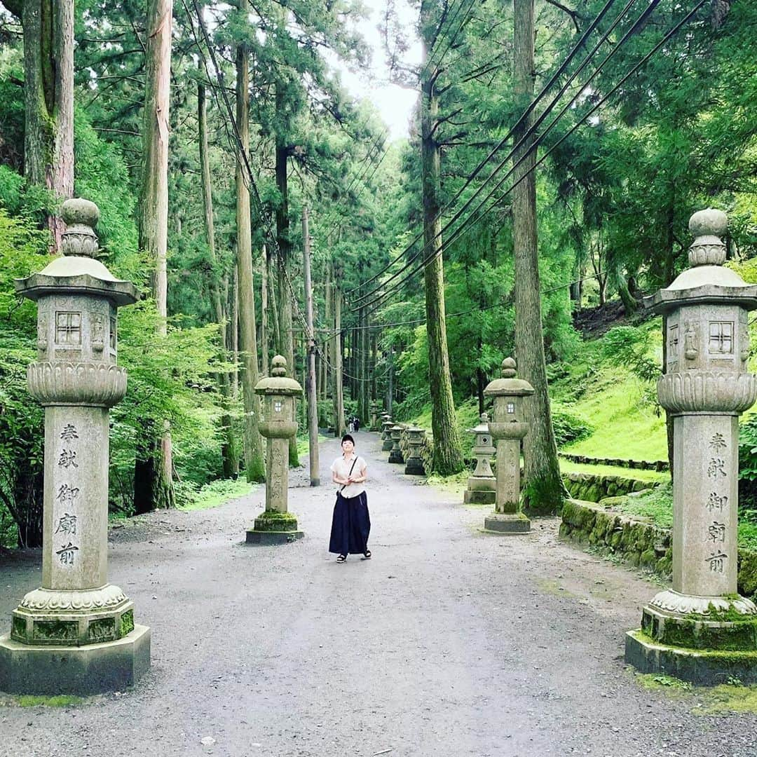 鈴木砂羽さんのインスタグラム写真 - (鈴木砂羽Instagram)「比叡山に来ました🏔 これまたお初です。  比叡山といったら 延暦寺です🌲 広大でしたー。 東塔と西塔、横川 見て回るところがいっぱい。  曇天だったけど、境内はひんやり歩きやすく、 森林の中のお寺は静謐で、 気持ちが良かったなぁ。  また季節のいい時に訪れたいです🐌🍀🐸 #比叡山 #延暦寺 #比叡山ドライブウェイ #大津市 #琵琶湖」7月22日 15時45分 - bombon_sawa