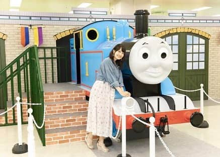 浅井麻里さんのインスタグラム写真 - (浅井麻里Instagram)「🚂💨﻿ ﻿ トーマス、しゅっぱーーつ！！💨﻿ ﻿ ﻿ まさかのトーマスに乗せてもらっちゃった❤️🤣﻿ ﻿ 7/28まで池袋サンシャインシティで開催中✨﻿ 「きかんしゃトーマス」大型アトラクション﻿ イベントに撮影でお邪魔して、﻿ その記事がウォーカープラスの『キャラPa!』に﻿ 公開されましたー！💕﻿ (ストーリーハイライトから記事とんでね📝)﻿ ﻿ ﻿ トーマスに乗れたり、写真撮れたり、﻿ アトラクションやプラレールで遊べたり、﻿ トーマスの世界にたっぷり浸れるから﻿ これお子さんはきっと絶対嬉しいイベントー！🚂﻿ ﻿ トーマスはじめたくさんのキャラクター達や﻿ いろんなアトラクションやグッズがあって、﻿ 可愛さや楽しさに癒されました✨☺️﻿ ﻿ ﻿ #きかんしゃトーマス#トーマス#池袋#池袋サンシャインシティ#イベント#プラレール#ウォーカープラス#期間限定#event#ThomasFriends#ThomasandFriends」7月22日 21時09分 - mari_asai_625