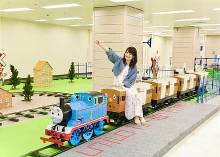 浅井麻里さんのインスタグラム写真 - (浅井麻里Instagram)「🚂💨﻿ ﻿ トーマス、しゅっぱーーつ！！💨﻿ ﻿ ﻿ まさかのトーマスに乗せてもらっちゃった❤️🤣﻿ ﻿ 7/28まで池袋サンシャインシティで開催中✨﻿ 「きかんしゃトーマス」大型アトラクション﻿ イベントに撮影でお邪魔して、﻿ その記事がウォーカープラスの『キャラPa!』に﻿ 公開されましたー！💕﻿ (ストーリーハイライトから記事とんでね📝)﻿ ﻿ ﻿ トーマスに乗れたり、写真撮れたり、﻿ アトラクションやプラレールで遊べたり、﻿ トーマスの世界にたっぷり浸れるから﻿ これお子さんはきっと絶対嬉しいイベントー！🚂﻿ ﻿ トーマスはじめたくさんのキャラクター達や﻿ いろんなアトラクションやグッズがあって、﻿ 可愛さや楽しさに癒されました✨☺️﻿ ﻿ ﻿ #きかんしゃトーマス#トーマス#池袋#池袋サンシャインシティ#イベント#プラレール#ウォーカープラス#期間限定#event#ThomasFriends#ThomasandFriends」7月22日 21時09分 - mari_asai_625