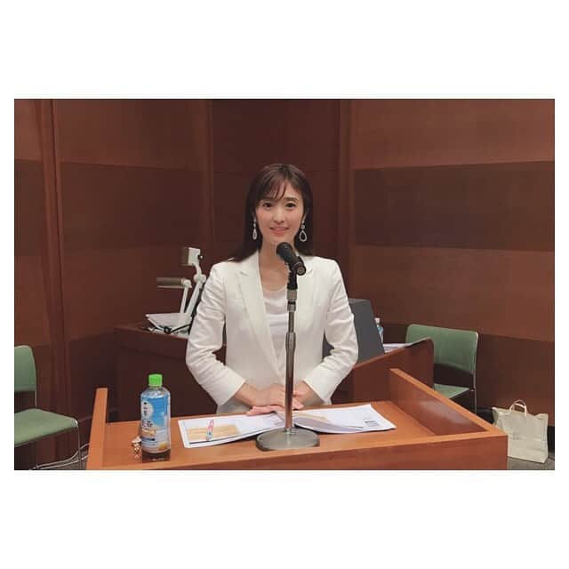 川口智美のインスタグラム：「今日は、毎回 司会をさせていただいている #営業LIVE のイベントでした🎤 #営業職 の方に向けた内容です。興味のある方は 「営業LIVE」と検索してみて下さい😊 http://www.sales-vigor.com/event/  お世話になっている #株式会社セールスヴィガー の #大西芳明 社長と👨‍💼 #営業 #営業職イベント #企業イベント #営業ライブ #セールスヴィガー #SYDホール #代々木 #司会 #ホリプロ #ホリプロアナウンス室 #アナウンサー #フリーアナウンサー #salesvigor #mc #event」