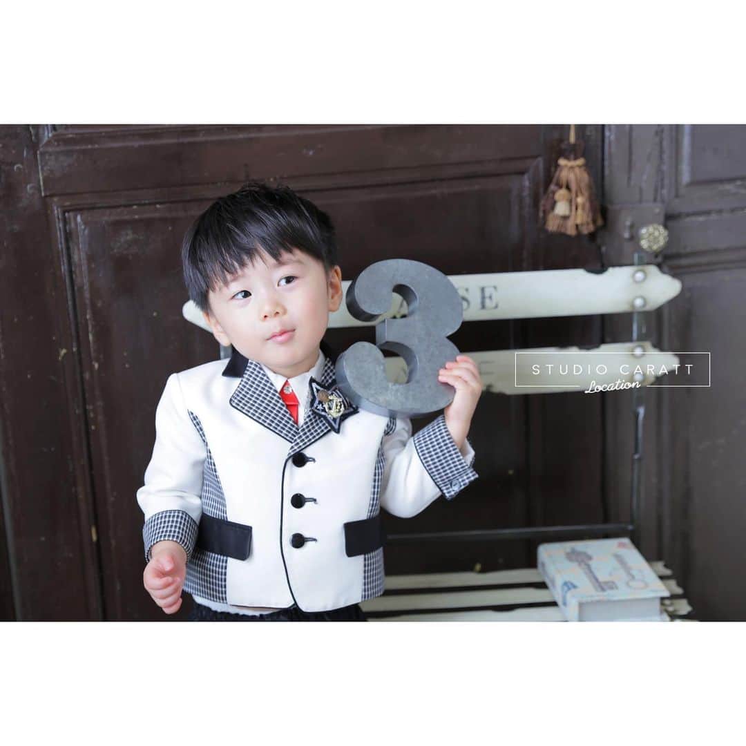 スタジオキャラット 自由が丘店さんのインスタグラム写真 - (スタジオキャラット 自由が丘店Instagram)「. . スーツがとってもお似合いですね😊💕 . photographer：Eri . #スタジオキャラット自由が丘店 #スタジオキャラット #jiyugaoka#tokyo#自由が丘 #七五三#七五三前撮り  #753 #753前撮り#753撮影  #フォトスタジオ#キッズ撮影 #写真#子供写真#子供#キッズ #ポートレート #model#kidsphoto #子供の笑顔は世界を救う  #7歳#5歳#3歳 #mamanoko #kidsgram_tokyo  #ig_kidsphoto #スーツ#男の子」7月22日 21時10分 - caratt_jiyugaoka
