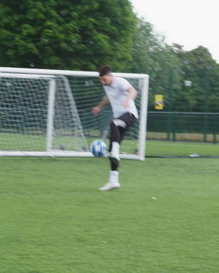 F2Freestylersのインスタグラム：「😱😅😰 AN AROUND THE WORLD TOUCH! 🔥🔥🔥 HAVE YOU EVER SEEN ANYTHING LIKE IT 🤩」