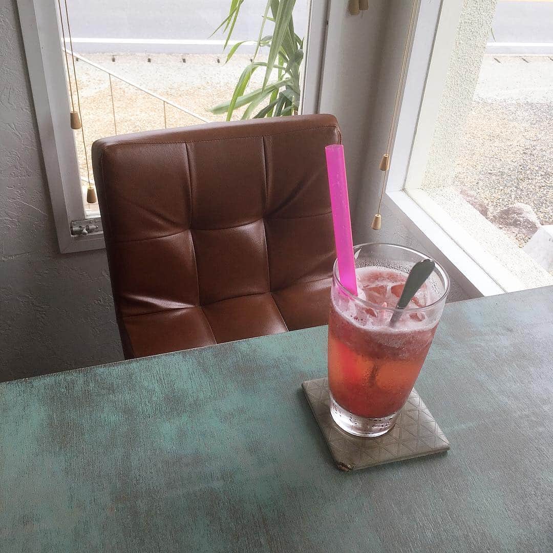 石崎佳代子さんのインスタグラム写真 - (石崎佳代子Instagram)「🍹 同じく「バリはやッ！」糸島ロケから。 . 苺スイーツが大人気のカフェ「Cafe Tannal」。 スイーツメニューには、どれも た〜っぷりの苺が使ってありました🍓 . あまおうのかき氷はもちろん、 苺タピオカ、苺ソーダ・・・✨ 香りも食感も、見た目も、 存分に堪能できるスイーツたちでした💕 . #撮影待ちの間の📸 #苺ソーダ #自撮りあるある #画角からはみ出る . #tannal #糸島カフェ #糸島 #糸島ドライブ #糸島カフェ巡り #いちご #苺スイーツ #タピオカ #苺好き #福岡カフェ #福岡 #バリはやッ #石崎佳代子」7月22日 15時50分 - kayoko_ishizaki