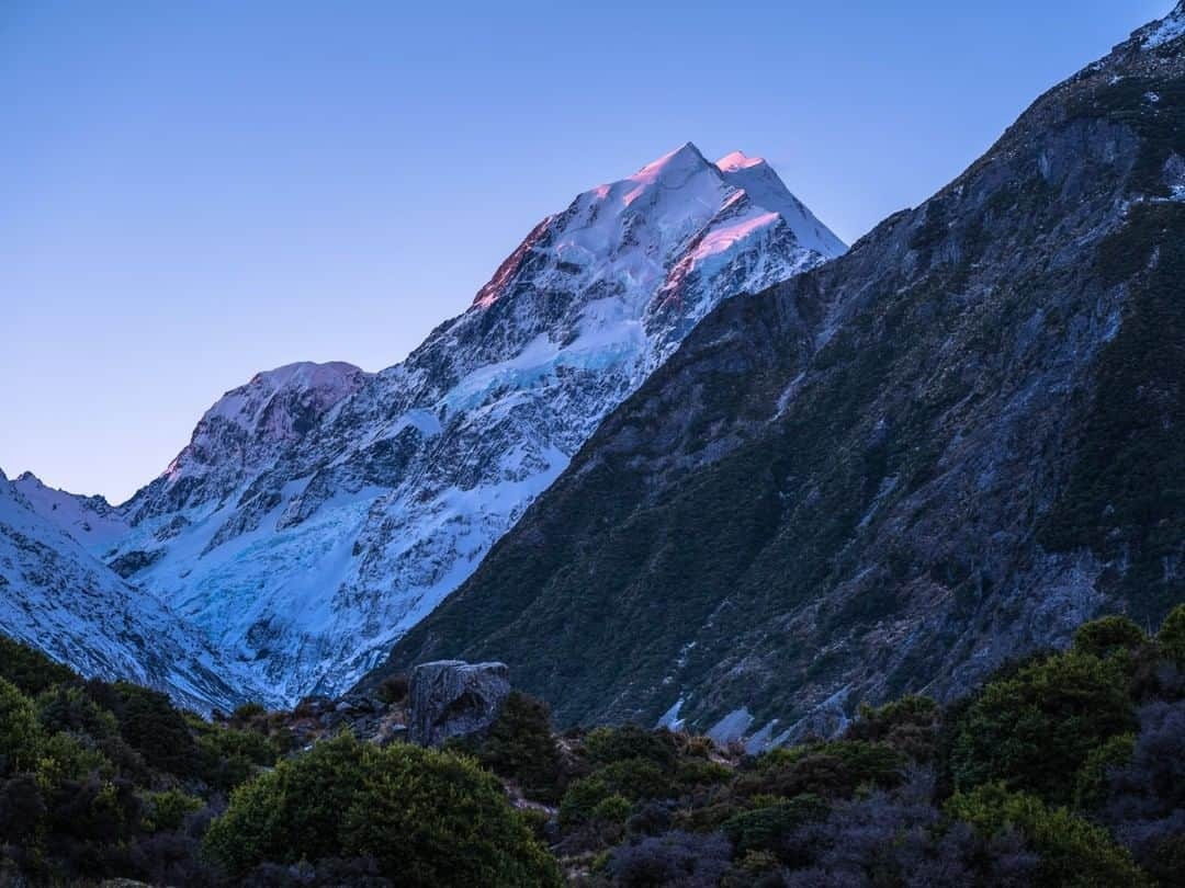 National Geographic Travelさんのインスタグラム写真 - (National Geographic TravelInstagram)「Photo by @michaelclarkphoto | Mt. Cook (also known as Aoraki), seen here from the Hooker Valley, is the tallest peak in the southern alps of New Zealand. At 12,218 feet and with three separate summits it is a serious challenge for any mountaineer. It is also the peak that Sir Edmund Hillary used to train for his Everest climb. #mtcook #aoraki #newzealand」7月22日 16時01分 - natgeotravel