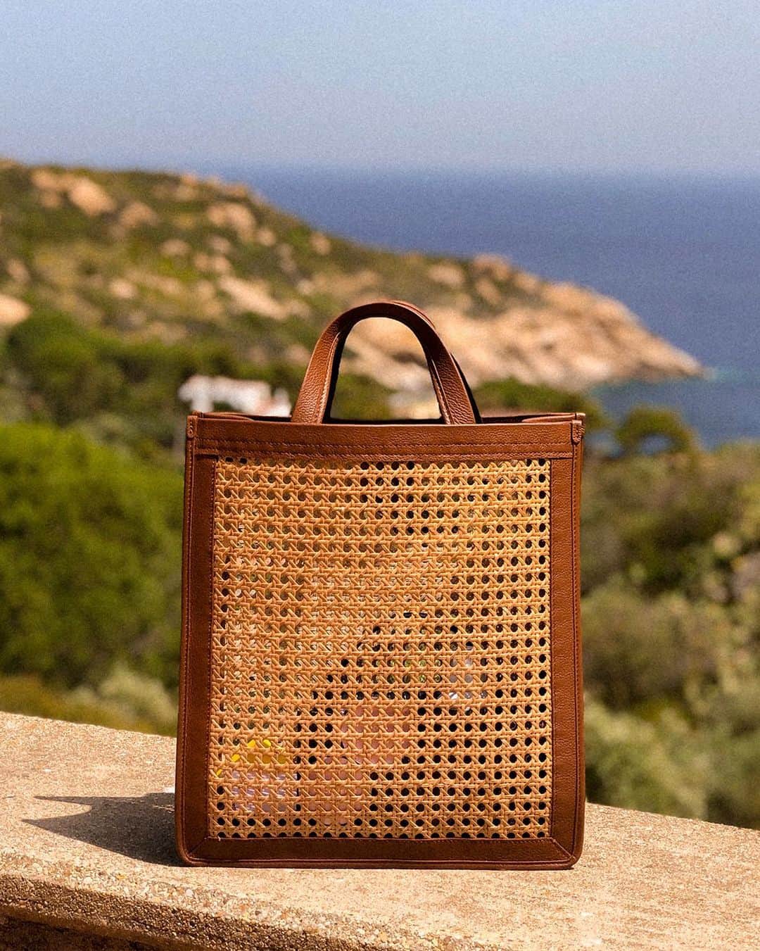 のインスタグラム：「Oh Isola del Giglio, we love how you dive in the bluest Mediterranean sea.  The Vienna straw C Bag is the perfect accessory. #Coccinelle #CoccinelleItalianHolidays #CBag #Summer #ItalianSummer #IsoladelGiglio #ViennaStraw @wearelovers.it」