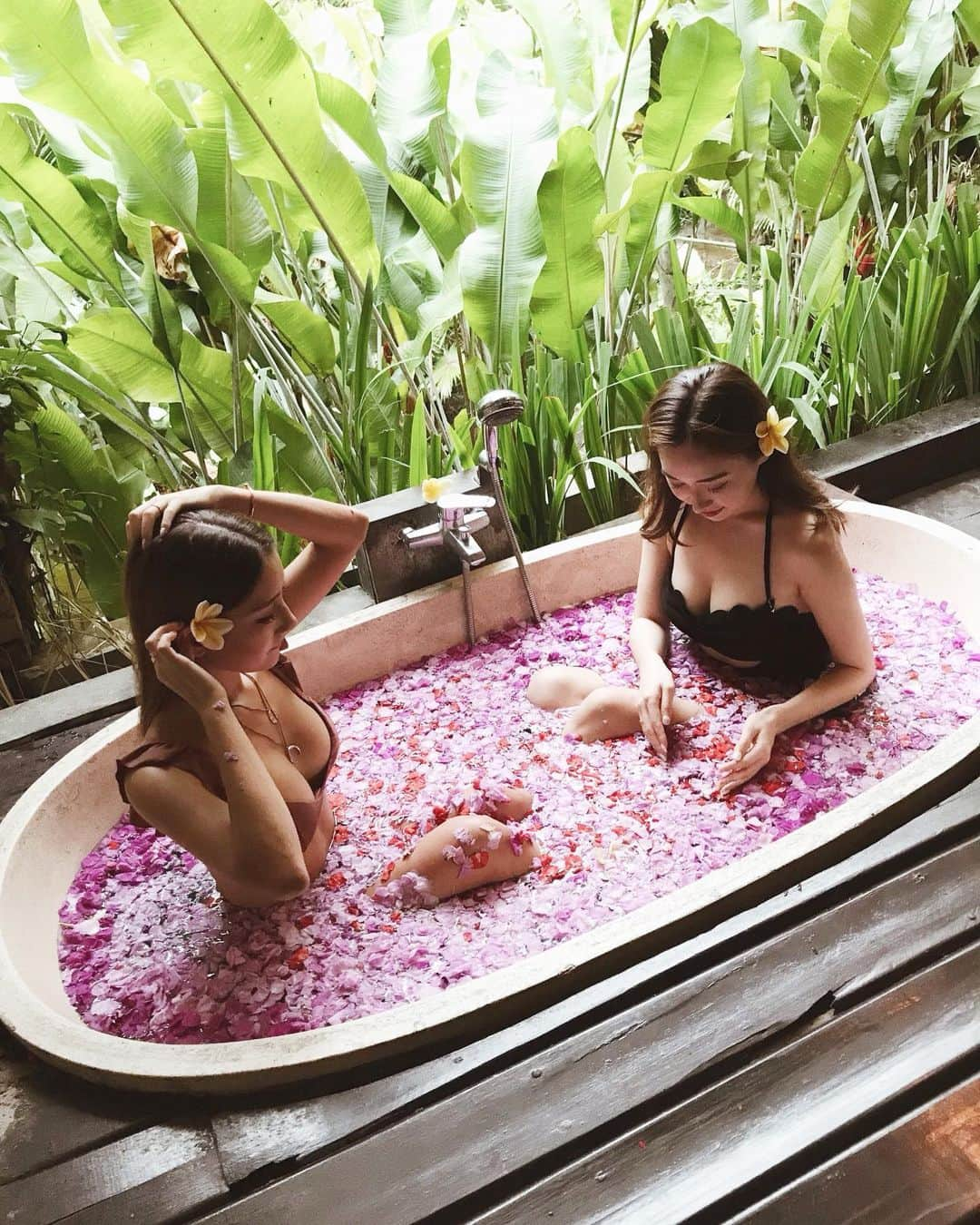 HARUEさんのインスタグラム写真 - (HARUEInstagram)「🌺FLOWER BATH🌺 . ウブドのジャングルに囲まれたスパでフラワーバス。 中のお湯が暖かくて写真撮ってもらってるうちに 逆上せてしまったけど😌💭 鳥の鳴き声とかも聞こえてくるのが心地よくて。。 すごく気持ちよかった💗 . スパの詳細はブログをチェックしてね🌺 . . #bali #ubud #indonesia #spa #flowerbath #バリ島 #ウブド #フォトジェニック #インスタ映え #bikini #bff #friendshipgoals #スパ」7月22日 16時06分 - harue0104