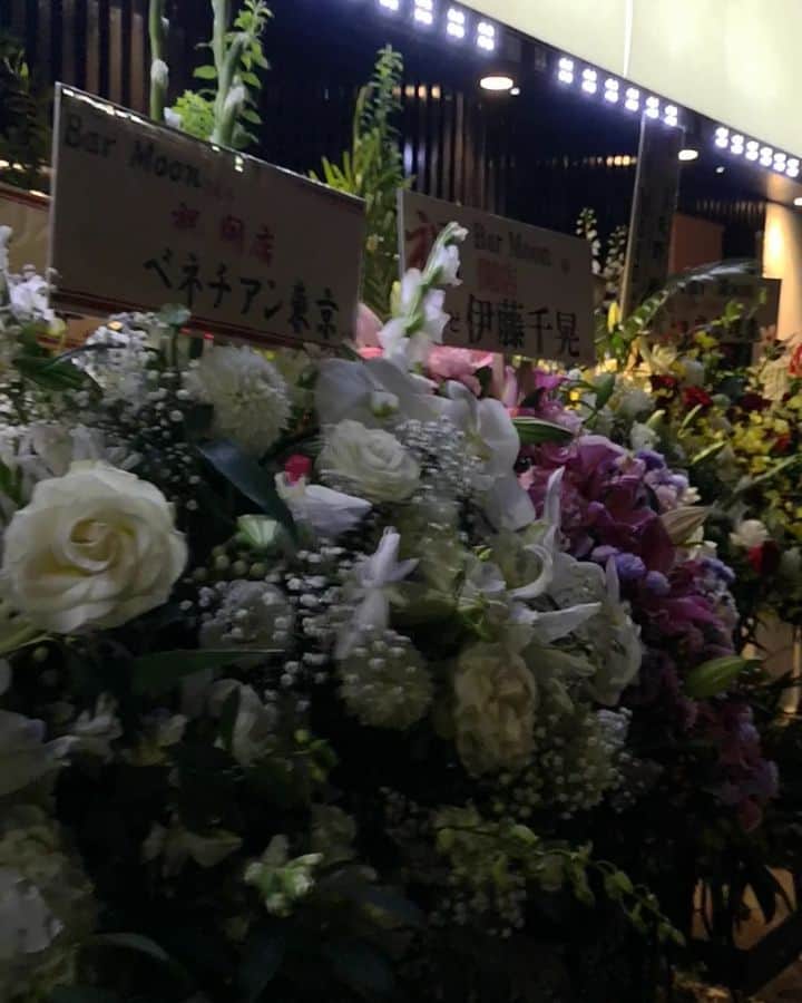 山上紗和 のインスタグラム：「先週、無事にリニューアルオープンを迎えることが出来ました🙇  本当に、この日を迎えられたのは、 周りのみなさんのお陰です。 感謝感激🌛✨ オープン時間も20時～に変わり、  麻布九番 @naoyuki_fujimoto  監修の フードメニューも出来ました❗ フードの料金について、何件かお問い合わせをいただきましたが、 フードは基本的に980円です💴✨👛 枝豆は500円🙌  我々は食のプロじゃないんでね、そういうところから、地道に始めて行きたいと思っています。  そして、 こういう時、身内を誉めるのはどうかと思いますが、 店長のひろきが思わぬ働きぶりを見せてくれて、 初めての事にもたくさん挑戦してくれました🙏💦 お花の片付けの段取りまで、言わなくても手配してくれていて、ちょっと感動(´ﾉω；`) 女の子達もいつも以上に飲んでくれたりと、感慨深いものがありました。  直接は誉めないけど(笑)  スタッフも、いろんな場面を経験して、少しずつ成長しているんですね😊  わたしもがんばらないと💪  子供が夏休みの間は、週3以上出勤します🏃💨 リニューアルオープンではありますが、 新規オープンくらいの気持ちでやっていこうと思っていますので、 今後ともご指導ご鞭撻の程、何卒よろしくお願い申し上げます。  東京都港区六本木3-8-11 中島ビル 1F 03-6721-1664 BarMoon  #六本木 #ダイニングバー  #ガールズバー #スナック #カラオケバー #六本木bar  #newopen」