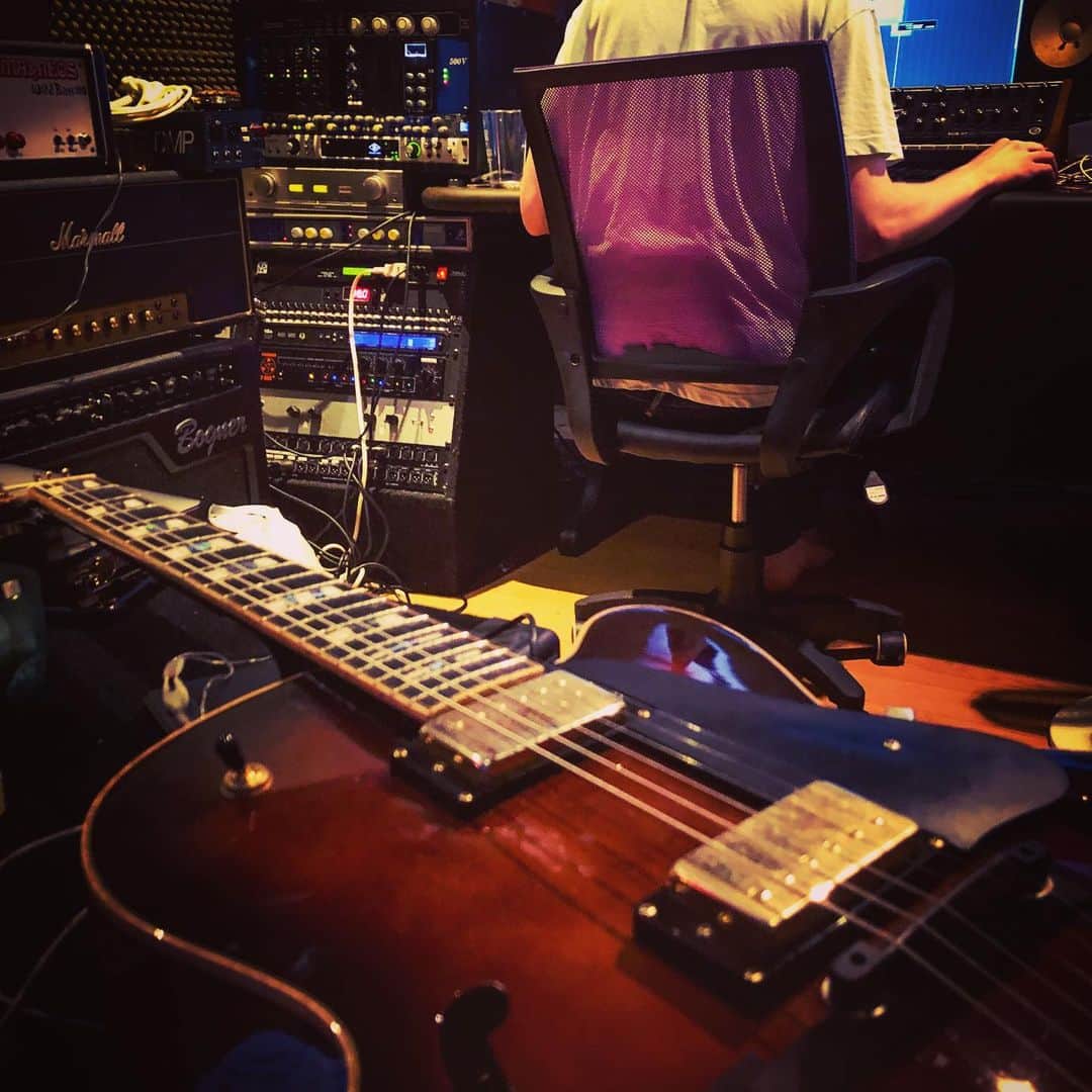 HIDEさんのインスタグラム写真 - (HIDEInstagram)「今日からはレコーディング再開🎸 いいのできてきてます  新しいサウンドを🔥  #noisemaker #このギターは俺のじゃない #スタジオのギター」7月22日 16時15分 - noisemaker_hide