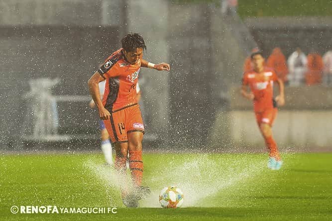 吉濱遼平さんのインスタグラム写真 - (吉濱遼平Instagram)「vsアルビレックス新潟 2-2 死ぬほどの雨と風の中応援ありがとうございました。 この天候の日に表彰式。 もってるなあおれ、、 #月間MVP #次こそ勝ち点3 #レノファ山口 #プレゼンターのお二人かわいすぎです」7月22日 16時19分 - ryohey1024