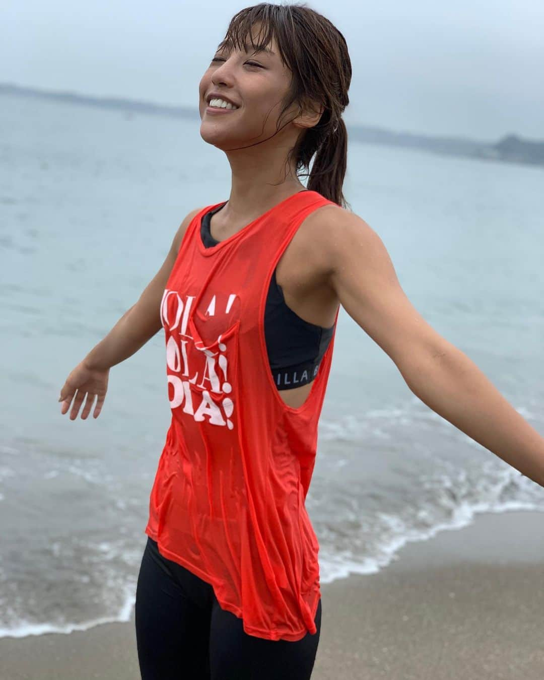 岡副麻希さんのインスタグラム写真 - (岡副麻希Instagram)「🏖 ロケで今年初、うみにお邪魔しました🤤🐬 ひんやり気持ちよかった〜😌🍉✨ . とってもとってもステキな夏の思い出がふえました！！ .  衣装はすべて#billabong  さんです🌺  #マネージャーさんがついにiPhoneXデビュー #ポートレート #2019夏#うみ#海#sea#ひゅー #水は冷たかったけど人があたたかかった☺️ #げつようび」7月22日 16時21分 - maki_okazoe_official