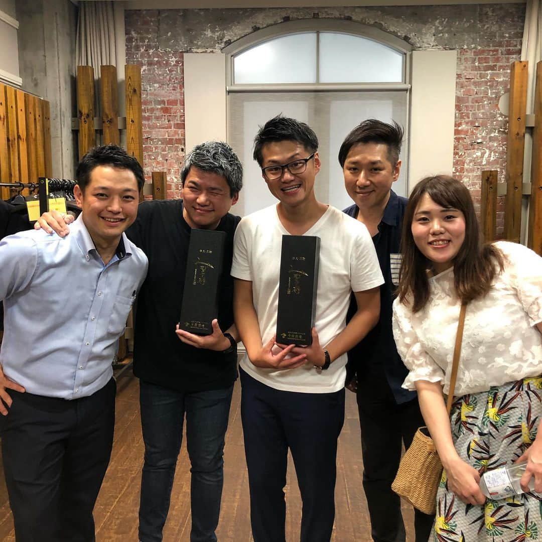のインスタグラム：「. どもども、店長の平田です。 . 昨日はお勉強かね、奈良のみむろ杉を醸す今西酒造の今西将之氏の日本酒セミナーに行ってきました！ . こだわりと言うより、効率は考えない。どうすれば、自分達が思い描ける日本酒にできるかを問うて、それを実現する体制にして、他のどこにもない「みむろ杉」を確立させました！ . 去年より今年、今年より来年と必ず酒質がアップする為の事に集約して、米作りまで携わり、わからないことはないくらいの努力を惜しまない今西社長の言葉に目頭が熱くなりました！ .  最後に8種試飲しましたが、ピュアで美しい味わい、言葉にすると「穏やかな香り、フレッシュで米の旨み広がるキレイな日本酒」です。 . 日頃お世話になっている乾酒店prezentsで感謝の限りでした！ . 熱い熱量(情熱)✖️分析(能力)✖️考える力=人生と仕事の結果 .  と言う言葉を思い出しました！ . 7年前は150石(年間1万5千本)から→1100石(11万本)に増えるのも頷けます。 . 益々応援していきます📣 . #奈良 #今西酒造 #今西将之 #みむろ杉 #乾酒店 #乾量 #頂鯛 #北新地 #日本酒 #gaikotsu23 #榎本おめかし❤️」