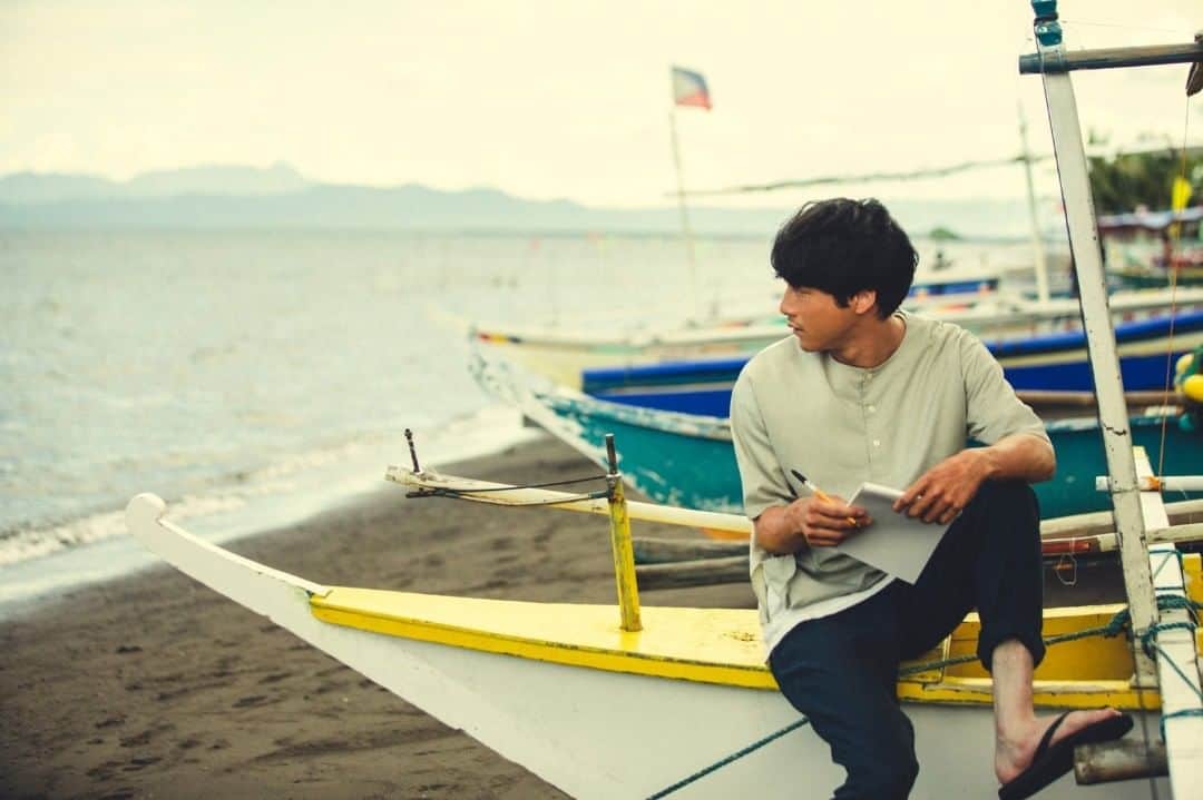 WOWOW「プラージュ」さんのインスタグラム写真 - (WOWOW「プラージュ」Instagram)「. そして、生きる。 . もうひとりの主人公、坂口さん演じる清隆。 フィリピンの海に思いを馳せる⛵️ . 「連続ドラマW　そして、生きる」 8/4（日）よる10時スタート！ . 詳細は、プロフィールのURLから「連続ドラマW　そして、生きる」をチェック💡 Instagramで #撮影秘話 や #オフショット を紹介中🎥 . #有村架純 #坂口健太郎 #知英 #岡山天音 #萩原聖人 #光石研 #南果歩 #岡田惠和 #月川翔 #そして生きる #8月4日スタート #第1話無料放送 #毎週日曜夜10時 #ヒューマンラブストーリー #wowow #オリジナルドラマ #連続ドラマW #ドラマW #ドラマ」7月22日 16時26分 - wowowofficial