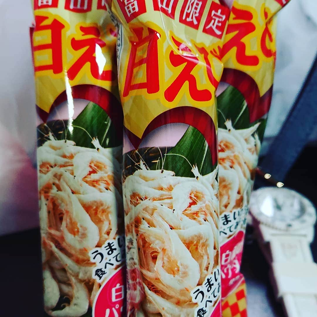 KAORUさんのインスタグラム写真 - (KAORUInstagram)「藪ちゃんに富山のお土産もらったー(#^.^#) うまい棒「白えび」味！  #Marvelouspro #新木場1stRing  #うまい棒 #白えび #藪下めぐみ」7月22日 16時37分 - yukisaku_88