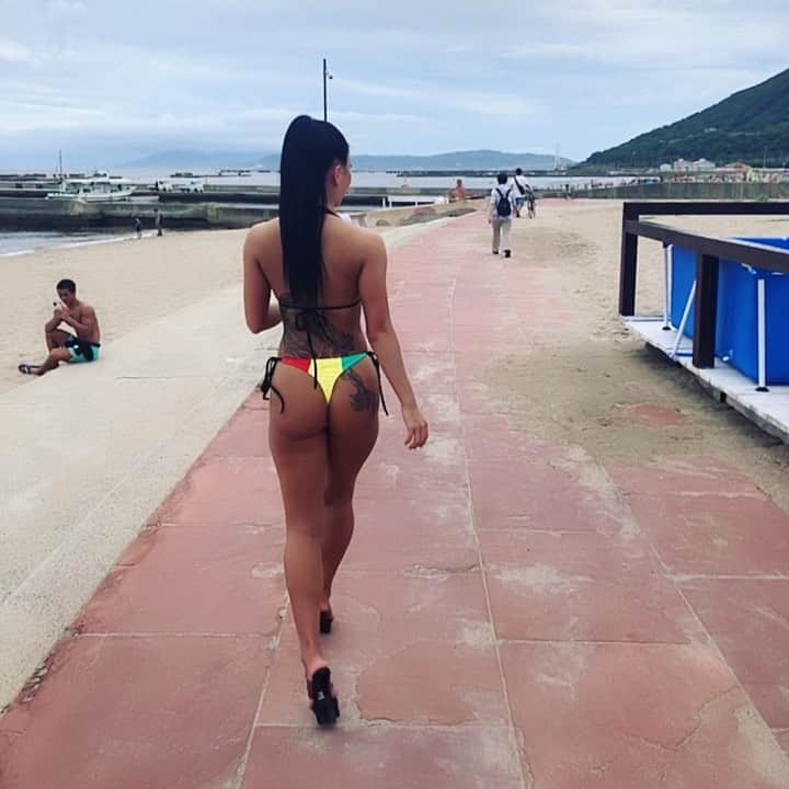 中村真央のインスタグラム：「👙🏖🌺🍧💗💗💗 ． ． #須磨 #スマ #須磨海岸 #ビキニ #海」