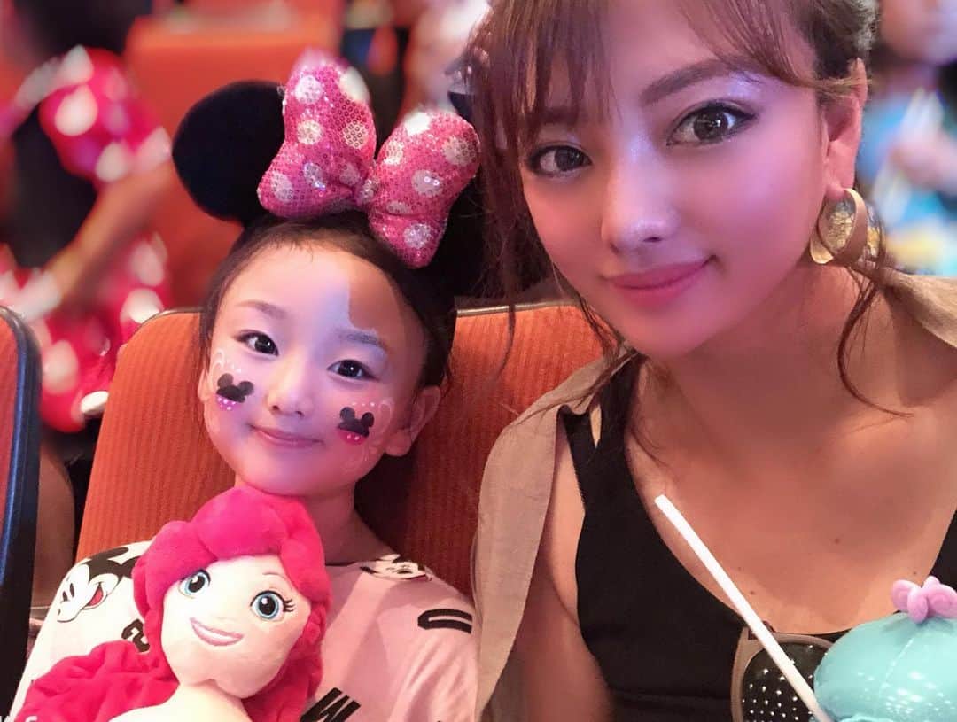 のインスタグラム：「おひめ @curucosan とDIZNEY ON ICE(*ﾟ∀ﾟ*)✨﻿ ﻿→ @disneyonice  子どもの頃、よくママに連れてってもらって﻿ 楽しかった思い出があったから﻿ いつかおひめを連れてってあげたかってん🥰﻿ ﻿ 予想通りめっちゃ楽しんでくれた✨﻿ 来年はディズニーオンアイス３５周年なんやって😳🙌﻿ ﻿ 来年も連れてってあげよう🥰﻿ ﻿ #dizneyonice #ディズニーオンアイス #大阪 #楽しかった #プリンセス #いっぱい出てきた #おひめ #大満足 #来年も行くよ」