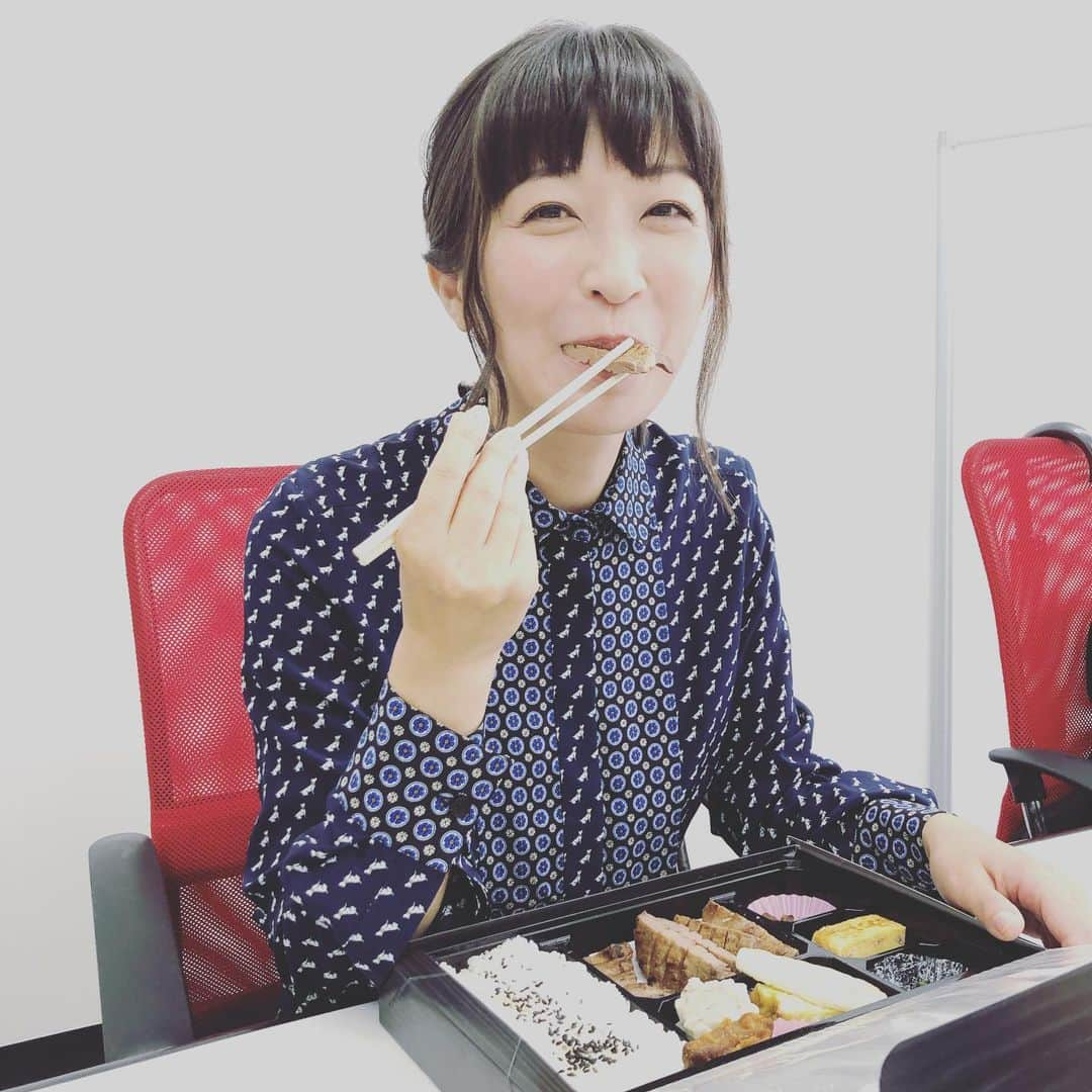 小野真弓さんのインスタグラム写真 - (小野真弓Instagram)「ランチタイム。お弁当が美味し過ぎて、今なら走って家まで帰れそうです🏃‍♀️✨すみません嘘です(・∀・)それくらい美味しくて幸せでした🍴ご馳走様でした💓 #牛タン弁当#利休#ランチタイム#小野真弓#さりげなく#わんこ柄シャツ#美味し過ぎてつい嘘つきました」7月22日 16時38分 - hanaharuaroi