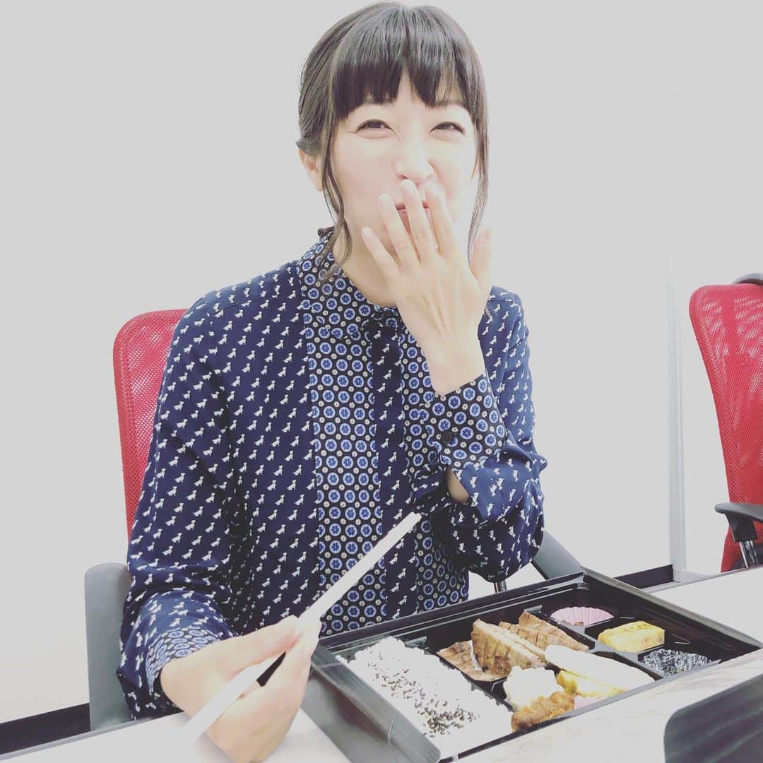 小野真弓さんのインスタグラム写真 - (小野真弓Instagram)「ランチタイム。お弁当が美味し過ぎて、今なら走って家まで帰れそうです🏃‍♀️✨すみません嘘です(・∀・)それくらい美味しくて幸せでした🍴ご馳走様でした💓 #牛タン弁当#利休#ランチタイム#小野真弓#さりげなく#わんこ柄シャツ#美味し過ぎてつい嘘つきました」7月22日 16時38分 - hanaharuaroi