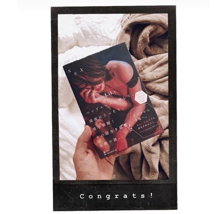 のインスタグラム：「またまた重版が...✨ 三刷決まりました！  #新刊sex ✨  重版スピードに 驚いています。  嬉しい...泣  買ってくださった方、 ほんとうに ありがとうございます。  プロフから amazon飛べます💫  photo📸by @daichi_1127 ✨✨ #ありがとう #lilysdiary2019」