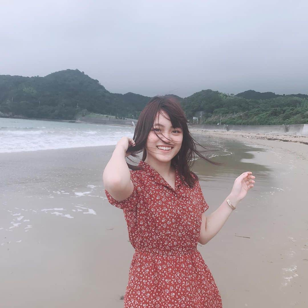 春本ゆきのインスタグラム：「海〜 曇ってるけど🌧 この後髪の毛ボサボサになりました😵  #田井ノ浜  #曇り #春本ゆき」