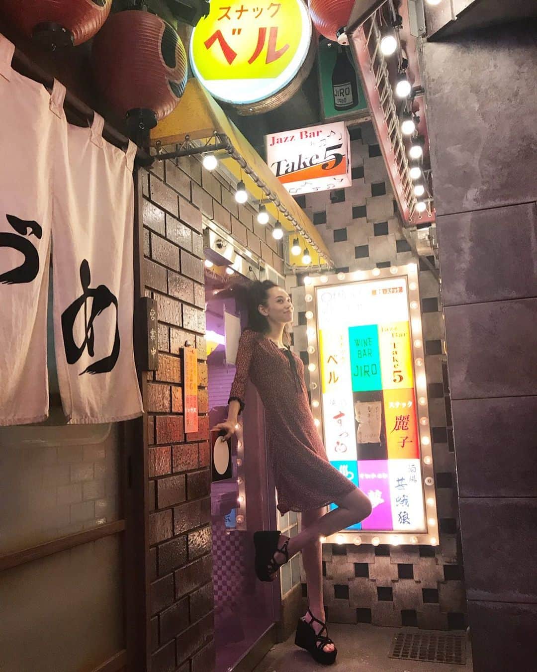 水原希子 さんのインスタグラム写真 - (水原希子 Instagram)「あら、いらっしゃい！久しぶりじゃないの。 一杯、飲んでく？🍸」7月22日 16時50分 - i_am_kiko