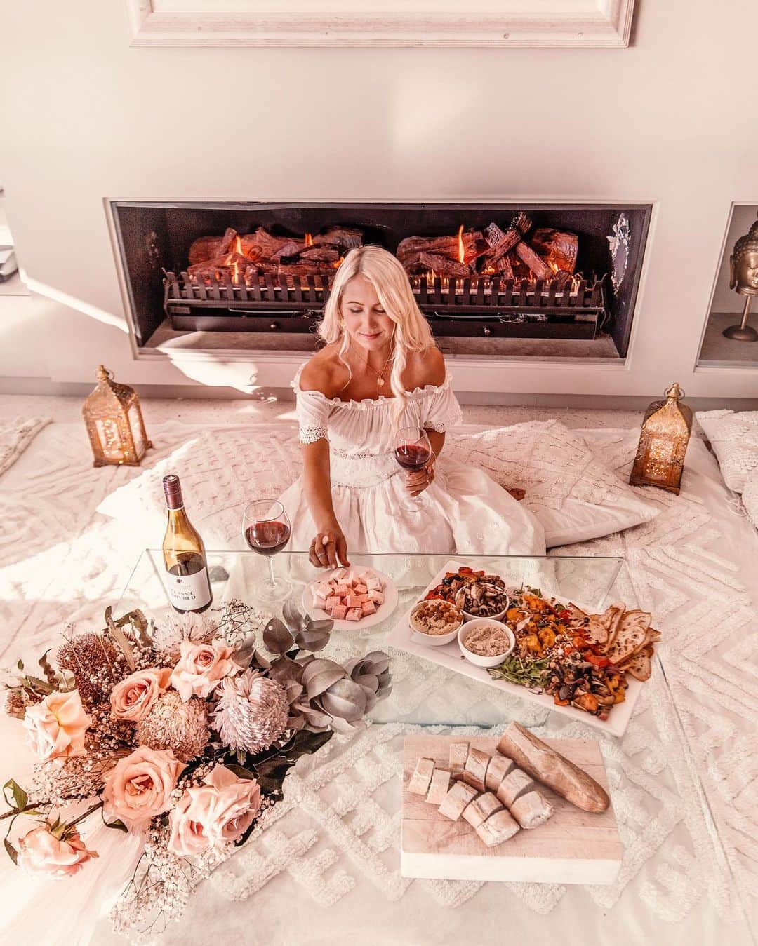 さんのインスタグラム写真 - (Instagram)「When winter looks and feels like this, I’m in 🔥 What’s your favorite part of winter? . I love sitting by the fire. It’s so mesmerizing and relaxing and far better than TV for me ✨ Especially while I’m  enjoying the most delicious vegan tapas feast of my life thanks to @lamontssmithsbeach at @smiths_beach_resort ✨ . Just add some of the new vegan @pana_organic raspberrry white chocolate, maybe some wine or hot chocolate or both 🍷✨ . Very content here wearing one of my favorite new dresses from @milanjafashion ✨ @anandasoulcreations jewelry ✨ Throw + cushions by the lovely @sea_tribe ✨ . 📸 @bobbybense . #smithsbeachresort #lamontssmithsbeach #vegan #veganplatter #veganchocolate #panachocolate #veganfood #margaretriver #foodie #westernaustralia #justanotherdayinwa #winter #seeaustralia #bohostyle #gypsettravel #beachesnresorts #wonderful_places」7月22日 16時56分 - helen_jannesonbense