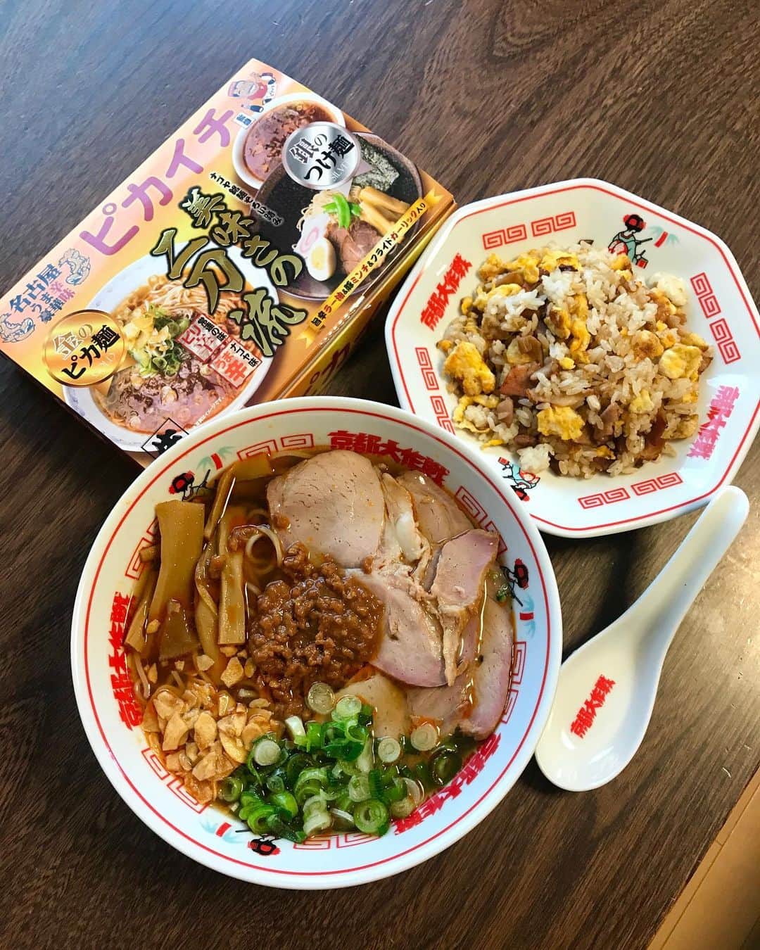 NAOKIさんのインスタグラム写真 - (NAOKIInstagram)「お昼ごはん。  焼豚とメンマと卵で作ったチャーハンと、名古屋ピカイチの金のピカ麺。  #器とレンゲは京都大作戦  #ナオキ独断グルメ」7月22日 16時59分 - naoki_10feet