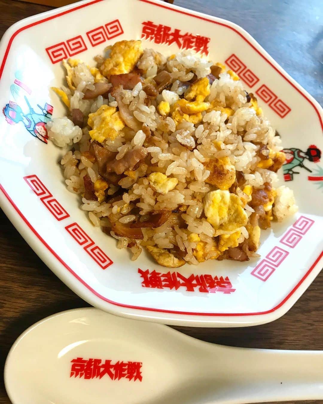 NAOKIさんのインスタグラム写真 - (NAOKIInstagram)「お昼ごはん。  焼豚とメンマと卵で作ったチャーハンと、名古屋ピカイチの金のピカ麺。  #器とレンゲは京都大作戦  #ナオキ独断グルメ」7月22日 16時59分 - naoki_10feet