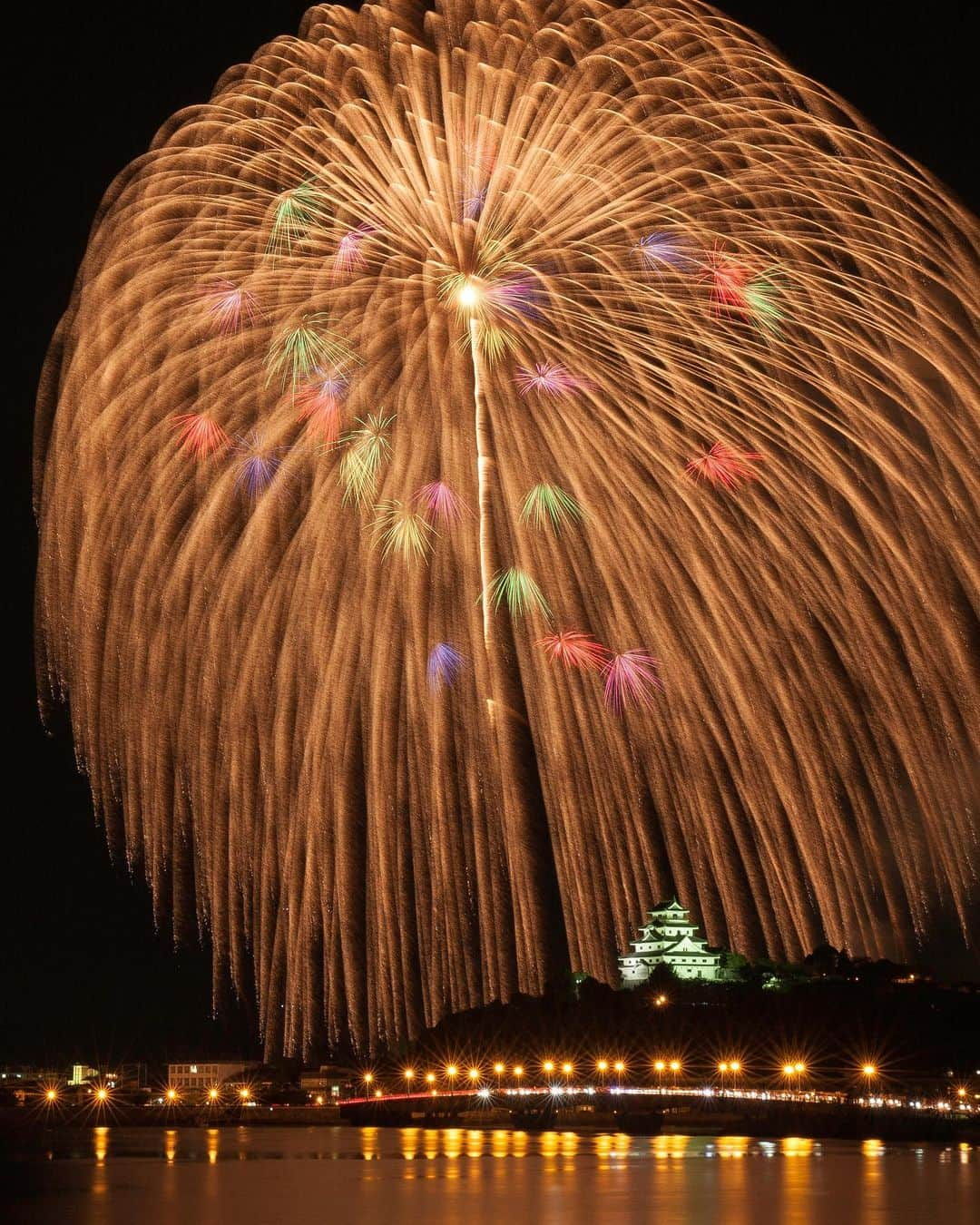 九州電力さんのインスタグラム写真 - (九州電力Instagram)「唐津城に咲く大きな花🏯🎆6000発の花火が夜空を明るく照らします✨（昨年撮影）﻿ .﻿ .﻿ #九州電力 #kyuden #九電 #九州の灯り #花火 #fireworks #打ち上げ花火 #花火好き #花火撮影 #花火好きな人と繋がりたい #花火大会 #夏 #夏の思い出 #夏の風物詩 #japan_night_view #カメラ撮る人と繋がりたい #佐賀県 #saga #佐賀旅行 #佐賀観光 #佐賀カメラ部 #唐津 #唐津城 #九州花火大会 #九州ぐらむ #ファインダー越しの私の世界 #九州旅行 #九州 #kyushu #九州愛﻿」7月22日 17時00分 - kyuden_official