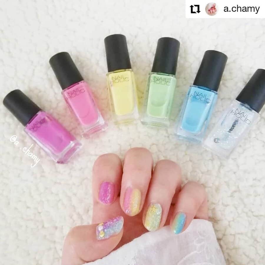 のインスタグラム：「​⠀ 今回は @a.chamy さまの投稿をRepostさせていただきます！ ⠀ ⠀ ネイルホリックのミルキーカラーを使用したレインボーネイル🌈⠀ 5色のパステルカラーに貝のシール＆パーツで、夏らしさが溢れていますね🏝⠀ ⠀ 【SP042】はキラキラしたラメが入っているトップコートなので、⠀ いつものネイルにアクセントとして取り入れてみても◎⠀ ⠀ @a.chamy さまもご参加いただいている⠀ 『✨公式アンバサダー募集企画✨』は7/31まで！⠀ 是非みなさまも、ネイルホリックのイチオシカラーを投稿してください❤️⠀ ⠀ #nailholic_kose #repost ⠀ ⠀ ・・・⠀ · 7月14日 · レインボーネイルです…| ᐕ)⁾⁾🌈♡ʾʾ · 夏になるとやりたくなるネイルがこれ🌈 · 今回使ったネイホリのミルキーカラプとラメ入りのトップコートの組み合わせがめちゃくちゃ可愛くてお勧めです。 · シアーな薄付きのカラーなので、グラデーションもしやすいです。今回は縦グラデーションにしましたが、ベタ塗りでも可愛いと思います。 · 親指のシェルとパールでリボン風にするのもお気に入りです · · · #私のイチオシカラーネイル #ネイルコンテスト07 #nailholic_kose · · 使った物 ●ポリッシュ ・ネイルホリック　#PK823,#PK822,#YE508,#GR709,#BL917,#SP042 · ●ネイルシール ・しずくウォーターネイルシール　海辺 · · #nail#instanail #nailstagram #selfnail#美甲#指甲油#네일 #네일스타그램 #セルフネイル #100均ネイル #プチプラネイル#セルフネイル部#手元くら部#ロカリ#mery#ネイル好きさんと繋がりたい#大人可愛い#夏ネイル #レインボーネイル」