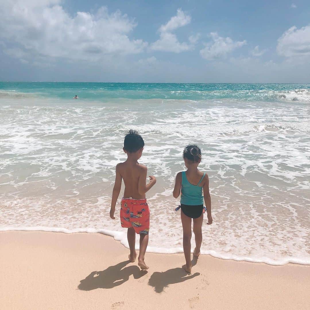 西山美希子さんのインスタグラム写真 - (西山美希子Instagram)「海に行きたい息子とホテルのプールで過ごしたい娘。行ったり来たり時間を決めて、いちいち大変です…わたしは断然海派！！ティールブルーの海に中にずーっと潜ってたい！！！ちなみに、ここの海が貸切状態で独り占め。贅沢すぎる時間でした❤️」7月22日 17時06分 - mariaclove