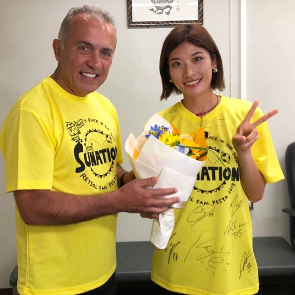 西谷綾子のインスタグラム：「✴︎ 7月22日 ネルシーニョ監督 69歳のお誕生日✨💓 おめでとうございます🎉☺️ ・ 昨日のファン感の時に🤗💐 インタビューもさせて頂きました‼︎ J1昇格へ⚽️👍👍👍 みんなで喜び合いたい😍 ・ あや吉がフルマラソン3時間切りを目指していることも 覚えててくださり嬉しかったな😭✨ #vitoria#柏レイソル #ネルシーニョ監督 #happybirthday #💛 #レイソルカラー #ひまわり #花  #soccer #reysol #jleague #flower  #kashiwa #kashiwareysol #football」