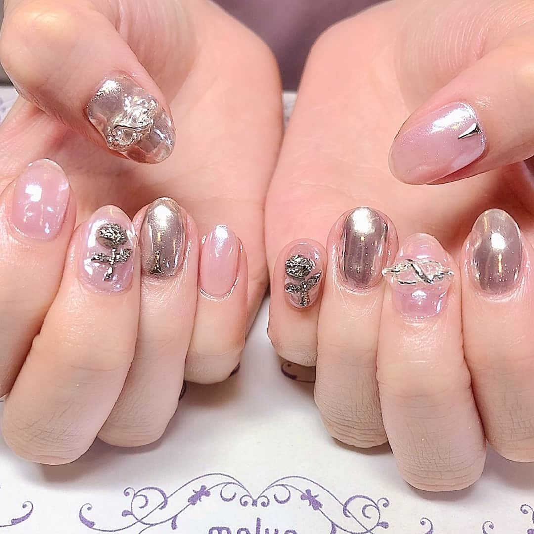 nailsalon malva（ネイルサロンマルヴァ）さんのインスタグラム写真 - (nailsalon malva（ネイルサロンマルヴァ）Instagram)「キャンペーン『パーツ&シール198』⠀ に追加しました💘⠀ ⠀ スワイプで動画もみてください😍⠀ ⠀ オーロラヴェール&シルバーで透明感もあり女子力もありなかわいすぎるdesignです🌹⠀ ⠀ ⠀ nailsalon malva ⠀ ご予約はLINEからがオススメです☆⠀ 🌙原宿LINE ID→《@malva》⠀ ※@を忘れずに‼︎⠀ 全てのアートや料金表はHPより⠀ http://www.malvanail.com/sp/⠀ #malva#マルヴァ#ネイル#gelnail#nail#nailart#naildesign#nailstagram#ジェル#gel#ジェルネイル#ネイルデザイン#原宿ネイル#nailsalon#ネイルサロン#ネイルチップ#森絵里香#malvaネイル#malvanail#ネイリスト募集#美甲#オーロラヴェール#ハンドネイル#夏ネイル#네일#젤네일#ミラーネイル#女子力ネイル#beauty#バラパーツ」7月22日 17時08分 - malva_nail