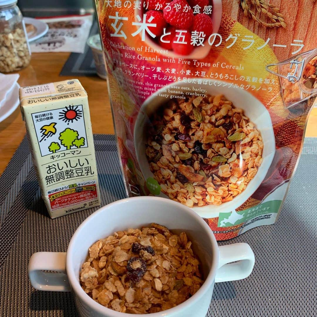 山本尚貴さんのインスタグラム写真 - (山本尚貴Instagram)「レースウィークの朝食🥣 森永製菓トレーニングラボのスポーツ栄養士さんにも指導してもらっていますが、今意識して心掛けているのは“血糖値スパイク”。 血糖値スパイクは長友選手の著書でも有名ですが朝食は1日のリズムと体調を整える上では非常に大切です✨ たまには「気にせずになんでも食べたーい！😋」と思うことも ありますがパフォーマンス向上の為なら頑張れます✌️ . . . #朝食 #森永製菓 #血糖値スパイク #しっかりとタンパク質源摂取 #炭水化物は最後に #いいと思うものはなんでも試してみる #日々発見👀」7月22日 17時09分 - naokiyamamoto70