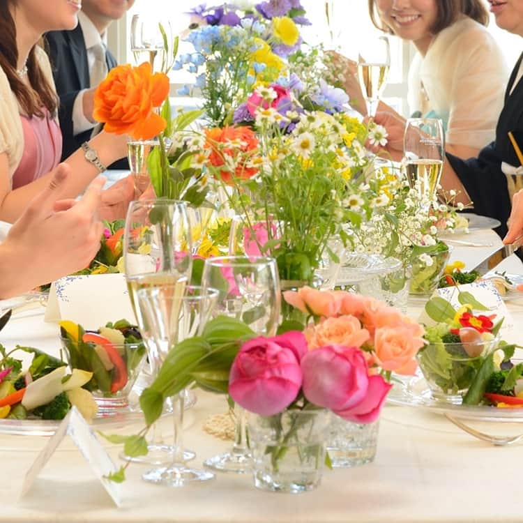 ホテルモントレウェディング【公式】 のインスタグラム：「♥ ￣￣￣￣￣￣￣￣￣￣ @montereyweddingをフォローして 『 #モントレ花嫁 』『 #ホテルモントレ』の タグをつけて投稿してくださいね＊*. . 春・夏におススメのテーブル装花❁ 可愛らしくナチュラルな装飾で ゲストとの距離も近く感じられます*. . ◆ホテルモントレ公式HPはこちら* https://www.monterey-wedding.jp . #モントレ #モントレ花婿  #プレ花嫁 #卒花 #weddingdress #プラコレ #ウエディングニュース #marryxoxo #wedding #dress #結婚式場 #日本中のプレ花嫁さんと繋がりたい #ブライダルフェア #結婚式 #パーティ #披露宴 #2019年春婚 #2019年夏婚 #2019年秋婚 #2019年冬婚 #ホテルウェディング #dressy花嫁 #marry花嫁  #weddingparty #flower #パーティー #ウェディングドレス」