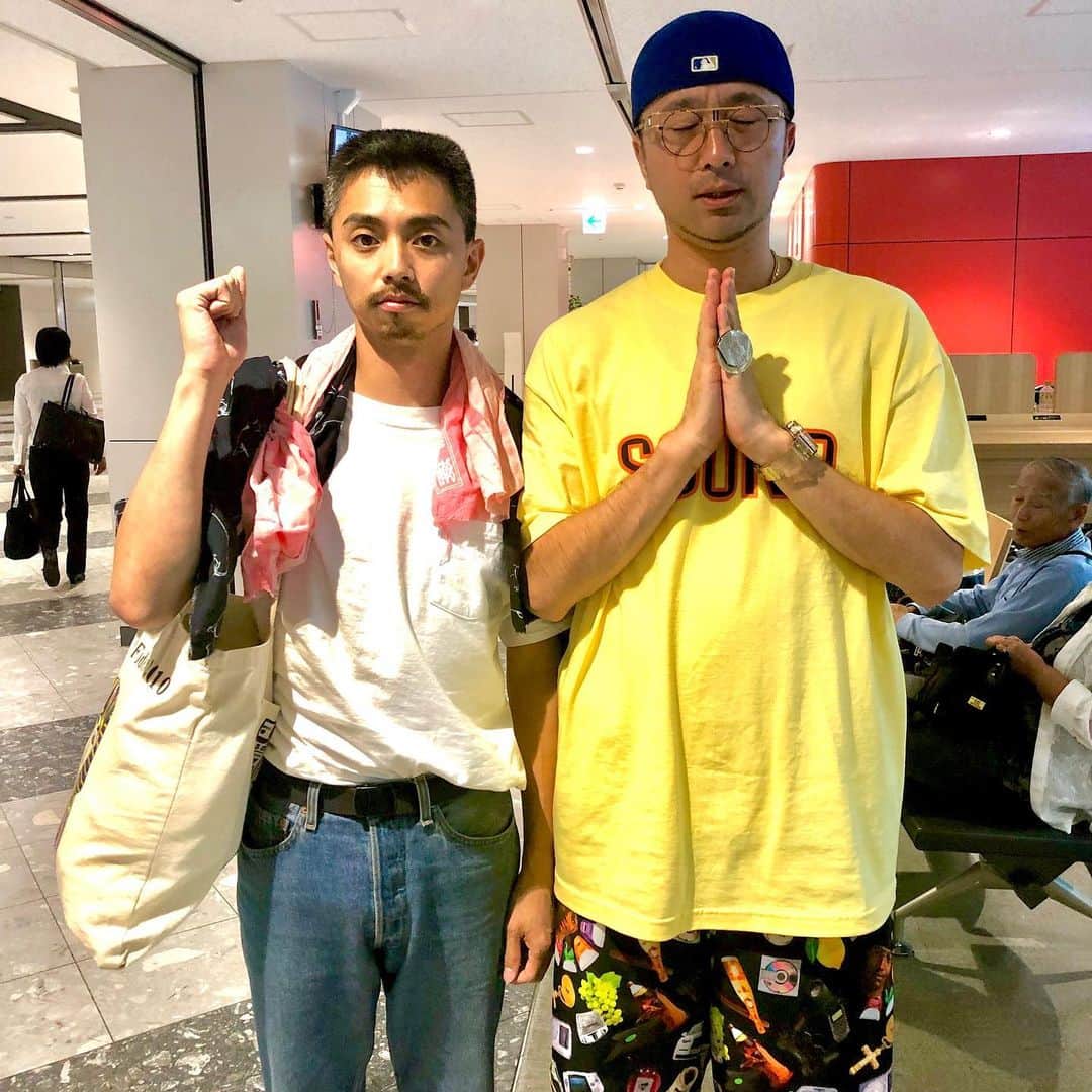 ZEN-LA-ROCKのインスタグラム：「🗯業務連絡🗯 フライト時間を間違えてしまい本日帰れませんんん。。。 明日帰ります😩 うーん、FNCYぃぃぃぃよぉぉお . . . #fncy #zenlarock #鎮座dopeness #今年2度目 #nemes #とほほ #反省侍」