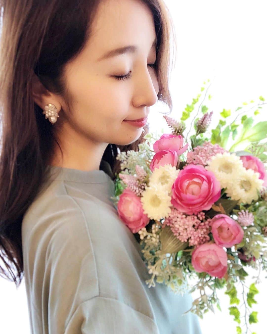 小野恵美のインスタグラム：「昨日は、たくさんのお祝いのお言葉をありがとうございました！  そして、今日7月22日は入籍から1年の結婚記念日です💍 いつも優しい主人に感謝。 お腹で共に過ごしてくれる我が子に感謝。 支えてくれる家族、友人、多くの方々に感謝の日です。  穏やかな毎日でありますように💐 #結婚記念日 #入籍記念日 #1周年 #weddinganniversary」