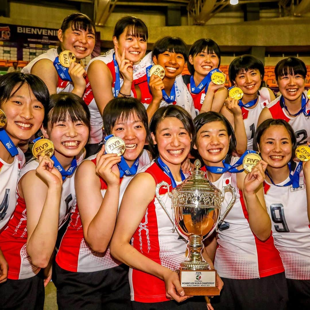 フジテレビ★バレーボールさんのインスタグラム写真 - (フジテレビ★バレーボールInstagram)「‪U20女子世界選手権で日本が8戦全勝で大会初優勝🏆😍‬ ‪決勝は2セット奪われてから3セットを取り返しての大逆転🔥 全員出場で勝利を収めました✨‬ ‪. 大会MVPは決勝で両チーム最多の19得点を挙げたキャプテン #石川真佑 選手👍‬ ベストアウトサイドヒッターには #曽我啓菜 選手😄 ベストセッターには #中川つかさ 選手が選ばれました💡 ‪おめでとうございます🎉 .‬ ‪これからの活躍にも注目です‼️‬ ‪#ワールドカップバレー #9月14日開幕 #photobyfivb‬」7月22日 17時19分 - fujitv_volleyball