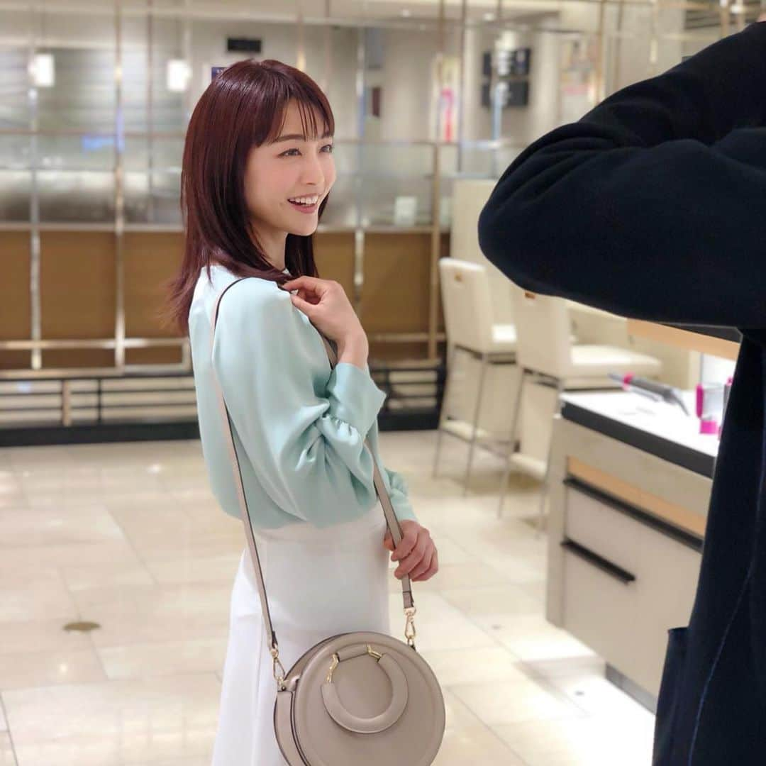 新井恵理那さんのインスタグラム写真 - (新井恵理那Instagram)「２０１９年美的９月号別冊付録  美的×銀座三越「新井恵理那と！ 銀座で叶える大人キレイBOOK」がきょう発売です！ 夏は新しいコスメに挑戦してみては？気分があがっていいですよ！( ＾∀＾) #美的 #銀座三越 #コスメ #新井恵理那」7月22日 17時20分 - elina_arai