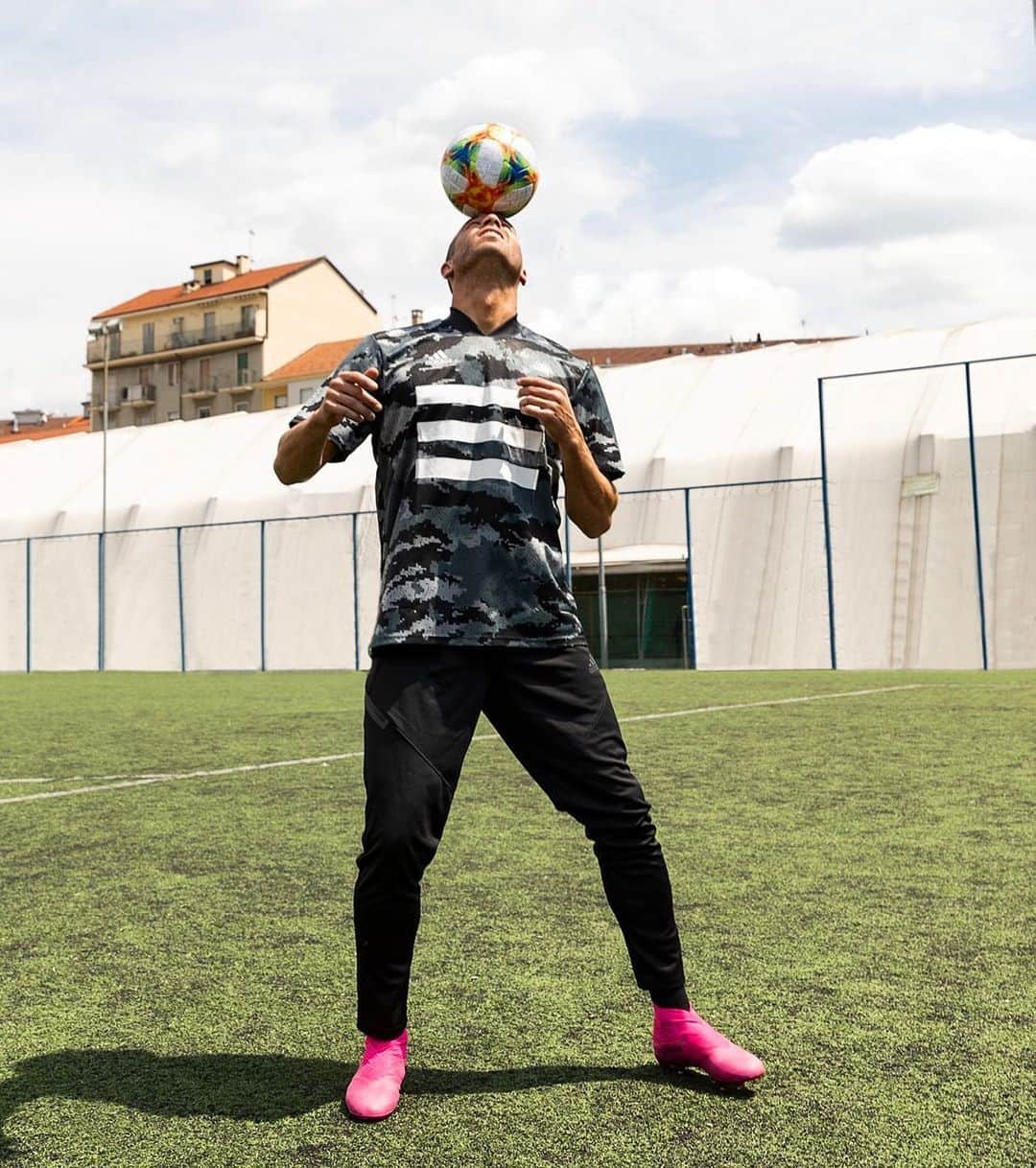 ロレンツォ・デ・シルヴェストリさんのインスタグラム写真 - (ロレンツォ・デ・シルヴェストリInstagram)「Questione di testa! 😉😎⚽️ Ci Siamo!  #NEMEZIZ #AdidasFootball #DareToCreate」7月22日 17時29分 - lollodesi