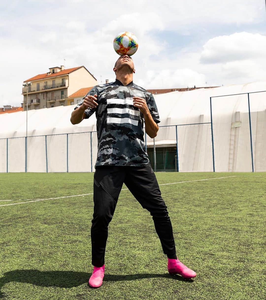 ロレンツォ・デ・シルヴェストリのインスタグラム：「Questione di testa! 😉😎⚽️ Ci Siamo!  #NEMEZIZ #AdidasFootball #DareToCreate」
