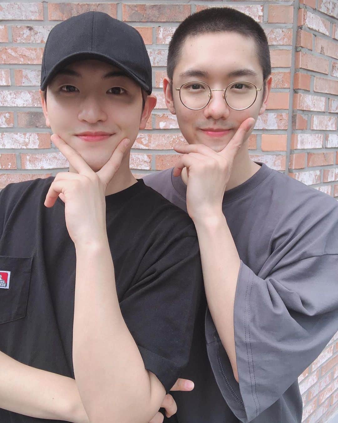 ヒョクジン のインスタグラム：「우리 종환이까지 잘보냈다 ! 화이팅 모두 건강하자! 🙂😌」